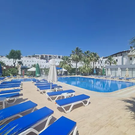 ナギ ビーチ ホテル 3*