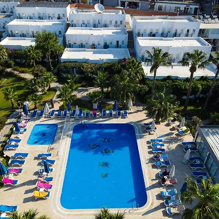 ホテル ナギ ビーチ グムベット