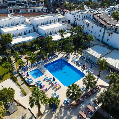 ナギ ビーチ グムベット