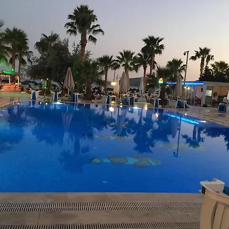ناجي بيتش فندق غومْبيت