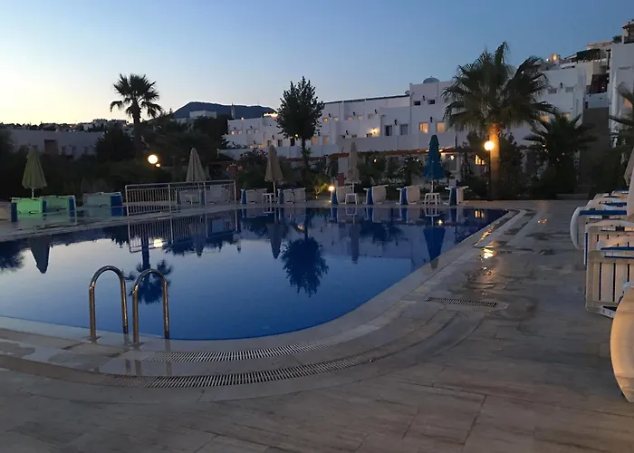 ナギ ビーチ ホテル 3*