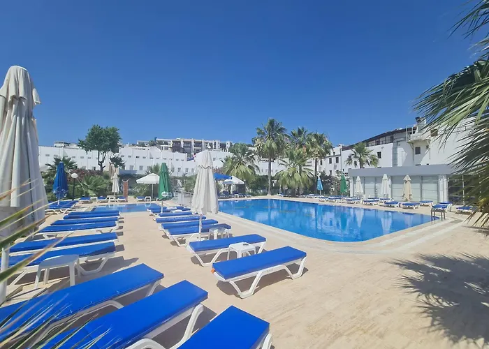 ナギ ビーチ ホテル 3*