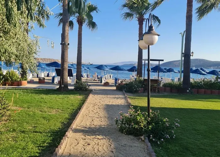 ナギ ビーチ グムベット