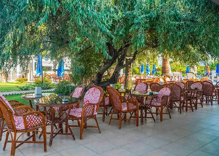 ナギ ビーチ グムベット